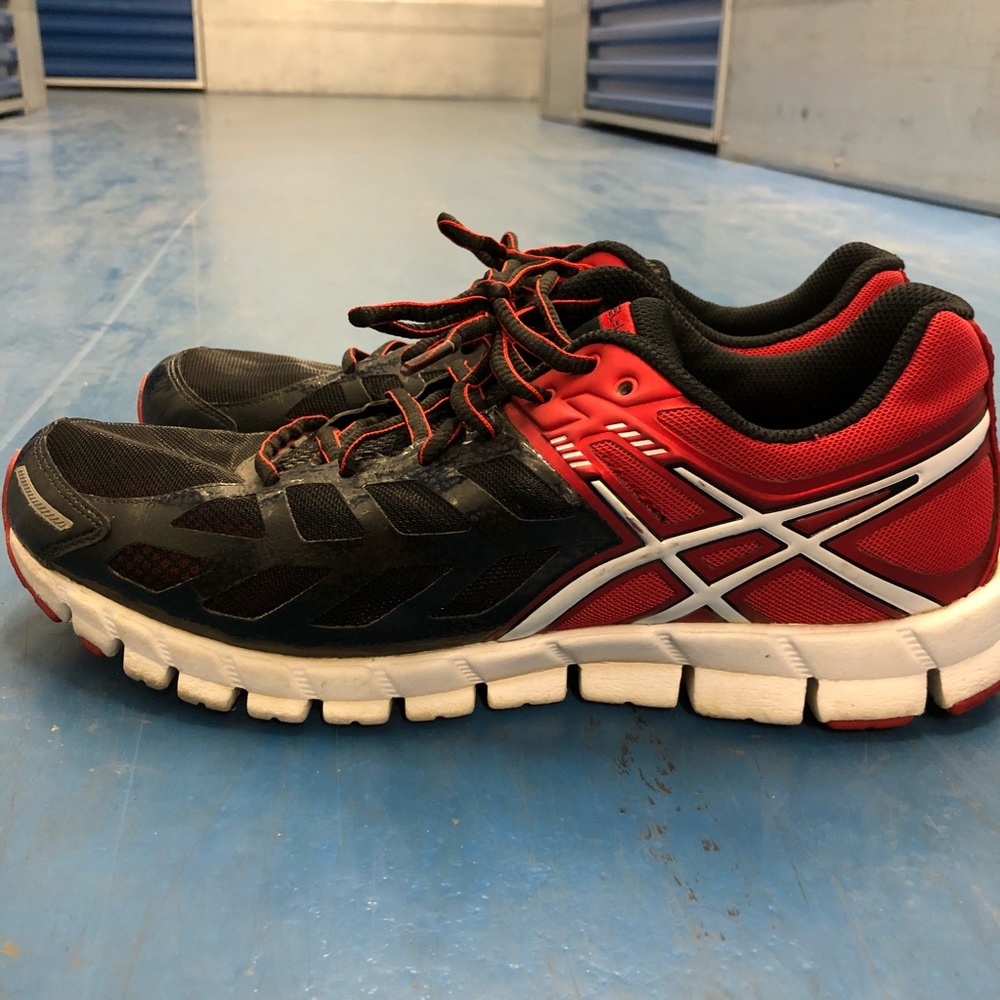 Gel ASICS .  Black/ red.  Size 9